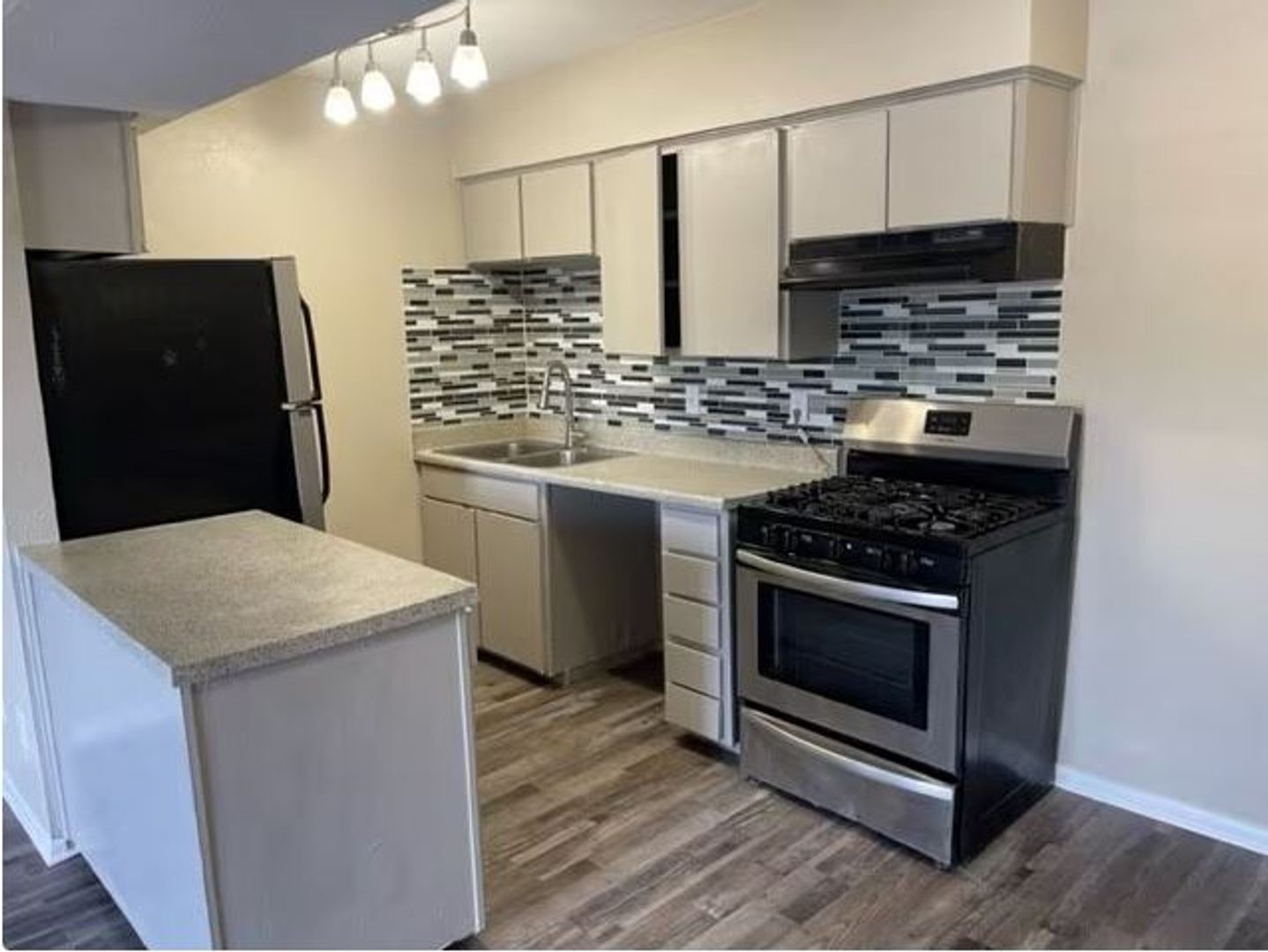 Grand Prairie Apartment: 808 S Center St