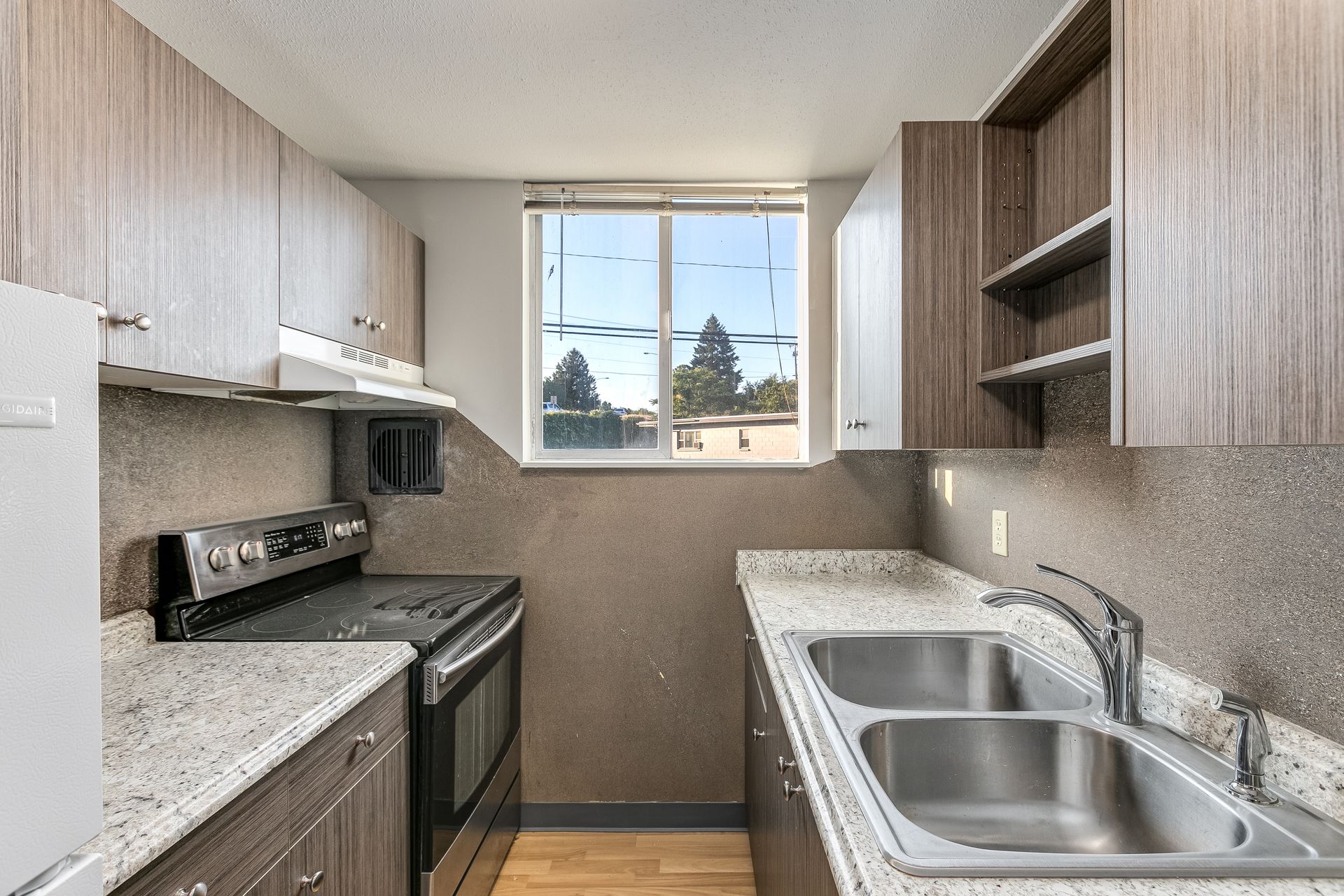 Kennewick Apartment: 9 N Waverly PL