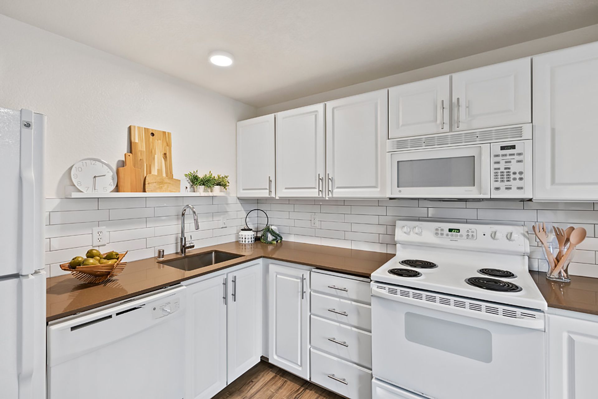 Bellevue Apartment: 558 121st Pl NE