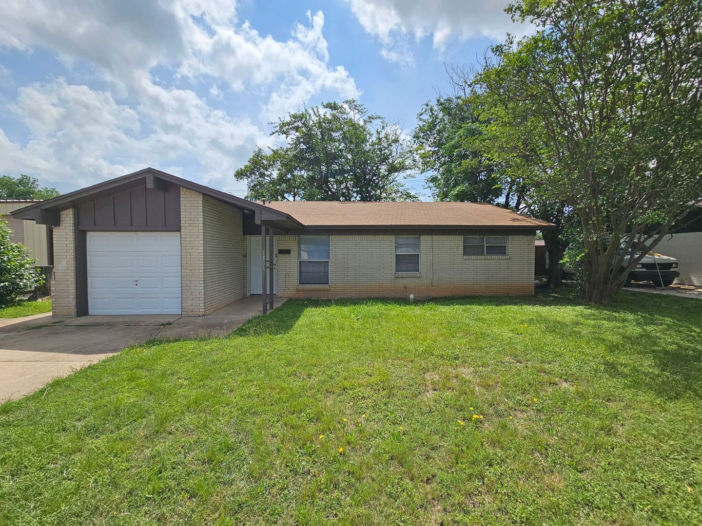 Killeen House: 1504 S W S Young Drive