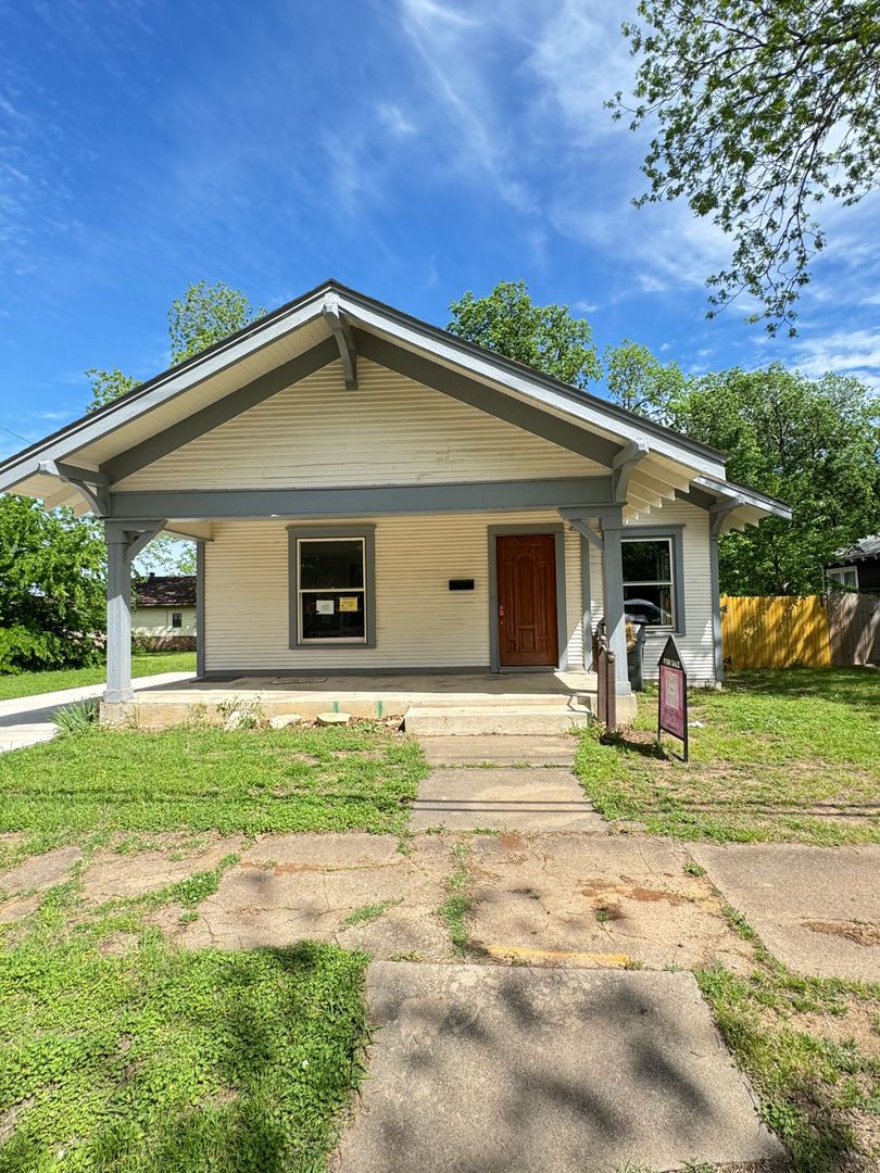 Ardmore House: 208 B SW