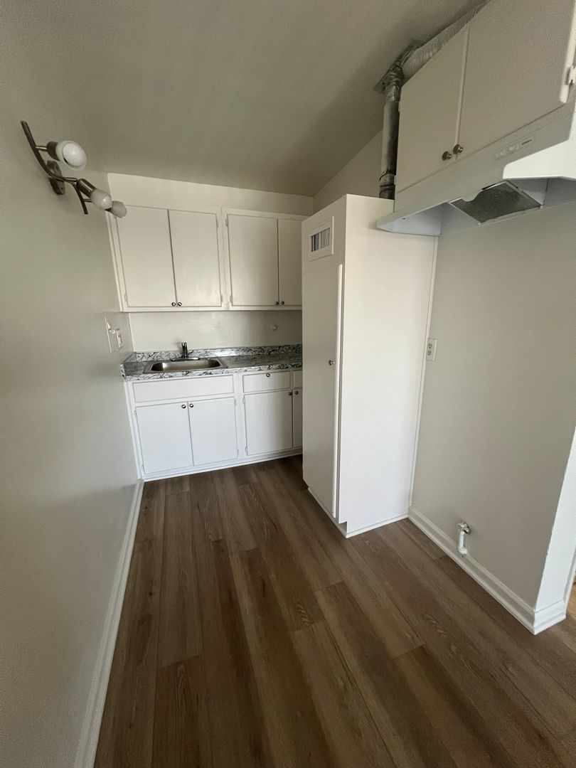 Lynwood Apartment: 3206-3210 El Segundo Blvd