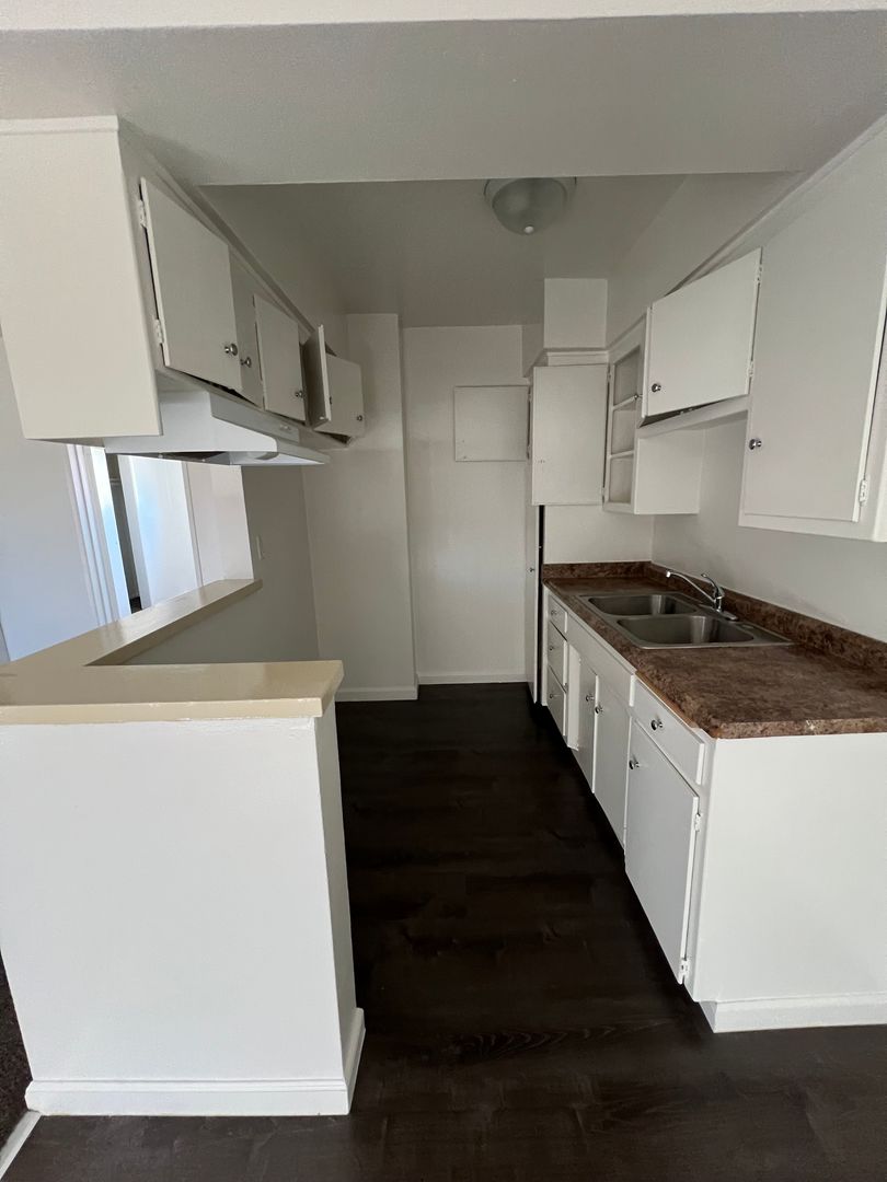 Lynwood Apartment: 10600 Long Beach Blvd