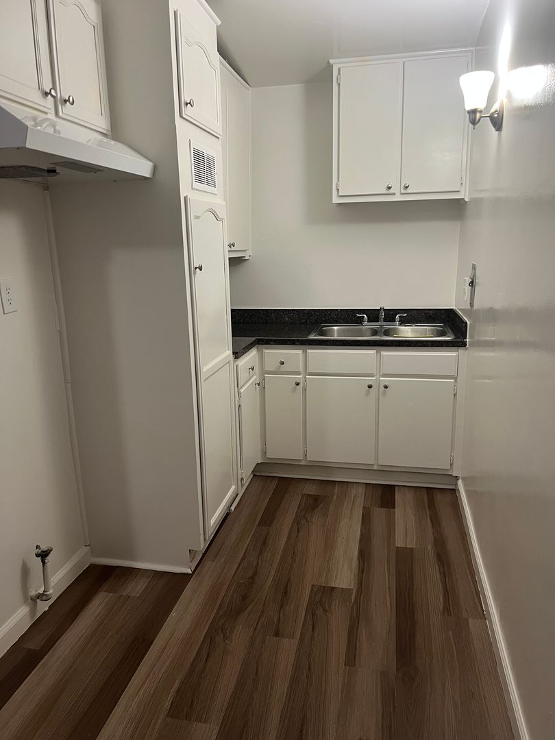 Lynwood Apartment: 3206-3210 El Segundo Blvd