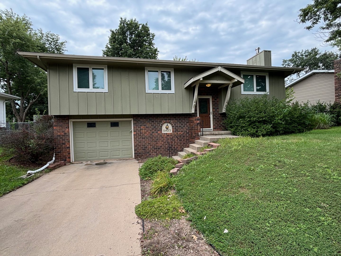 Manhattan House: 3423 Woods Dr