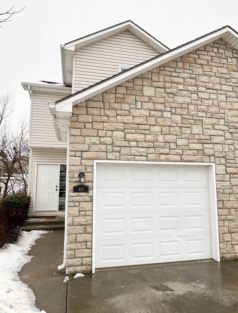 Manhattan House: 816 Oakbrook Place