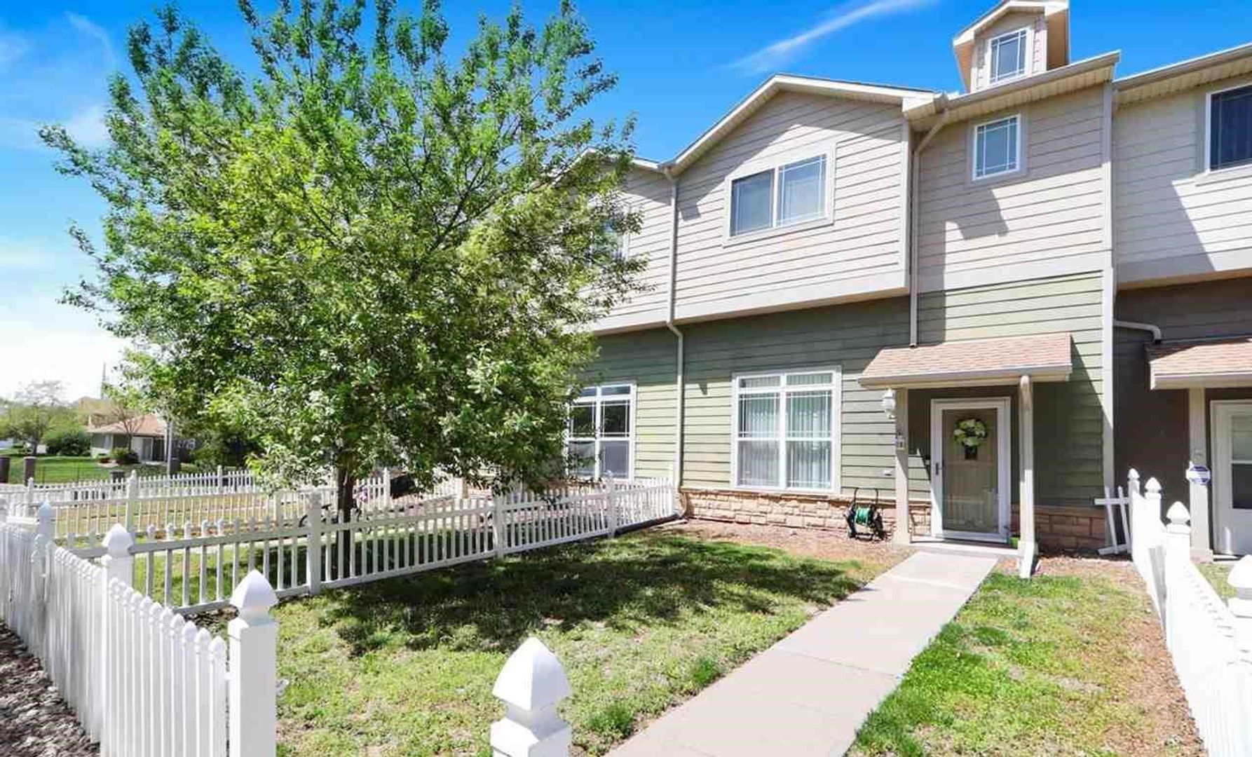 Junction City House: 50 Fuller Circle