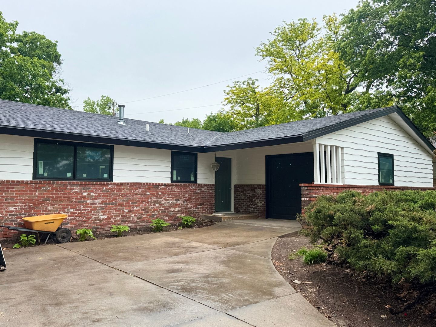 Manhattan House: 3033 Dickens Ave