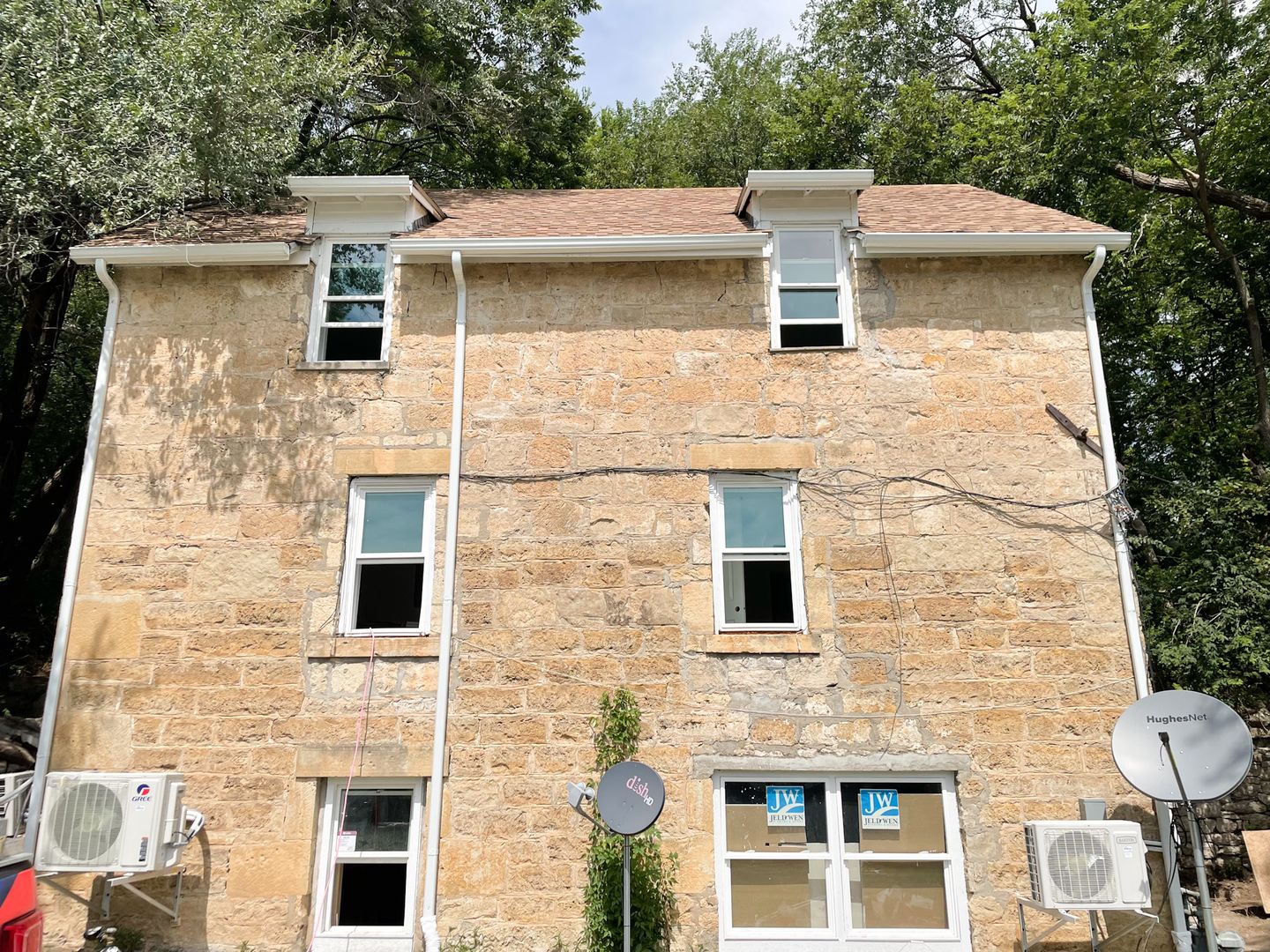 Ogden Apartment: 405 (A,B) 407 (A,B,C) Riley Ave.