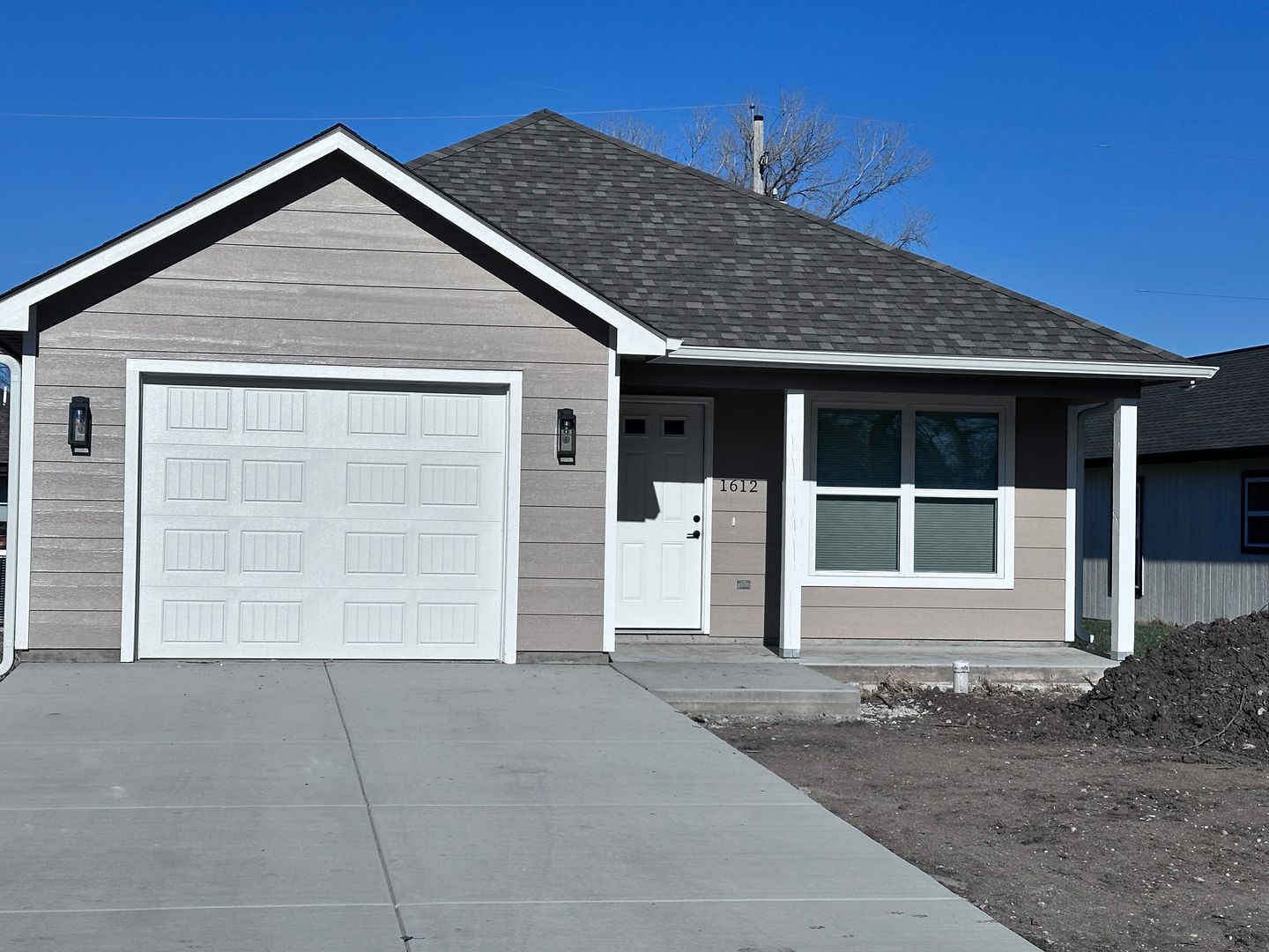 Manhattan House: 1610 Green Valley Cir