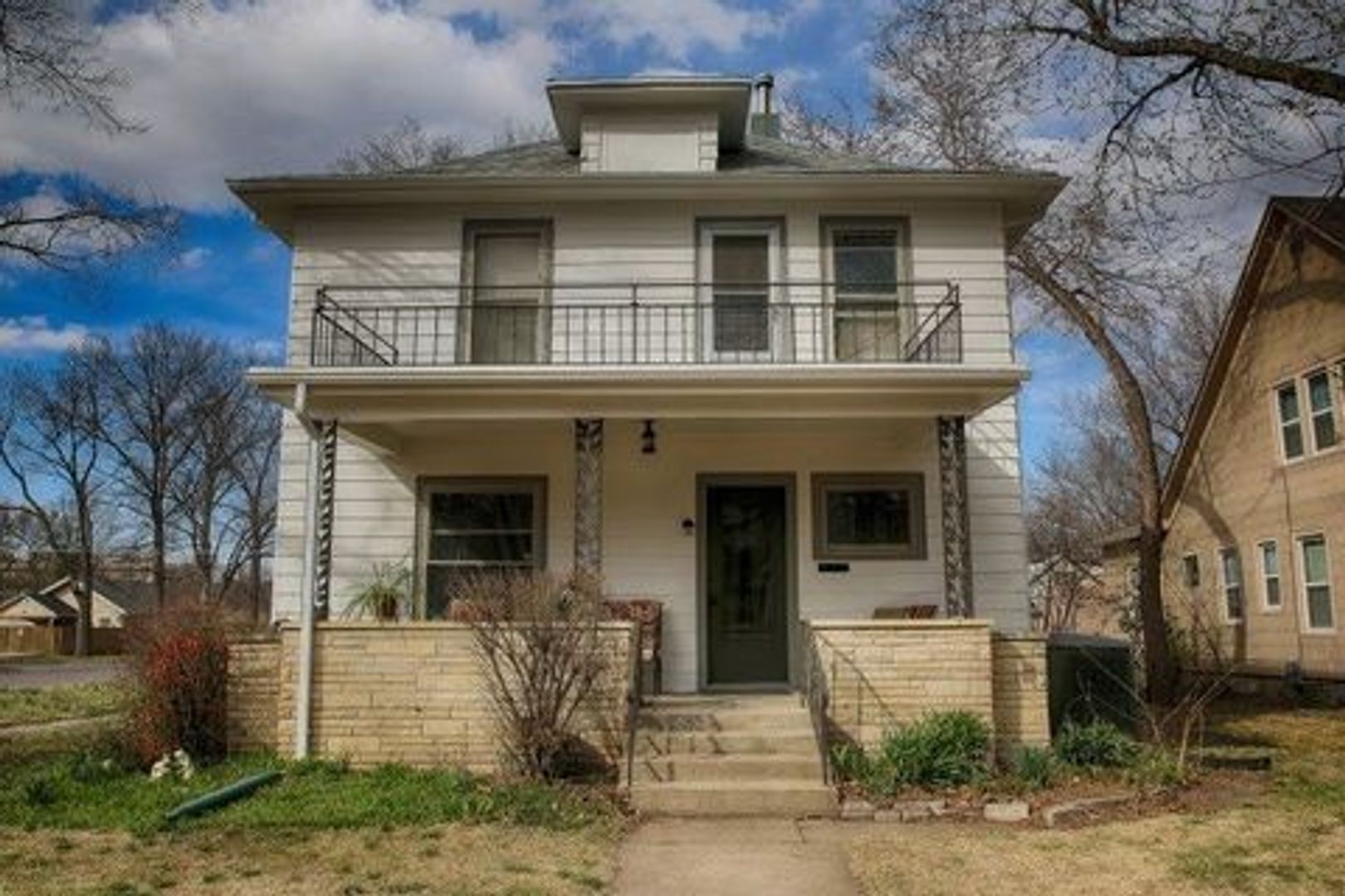 Manhattan House: 630 Moro St.