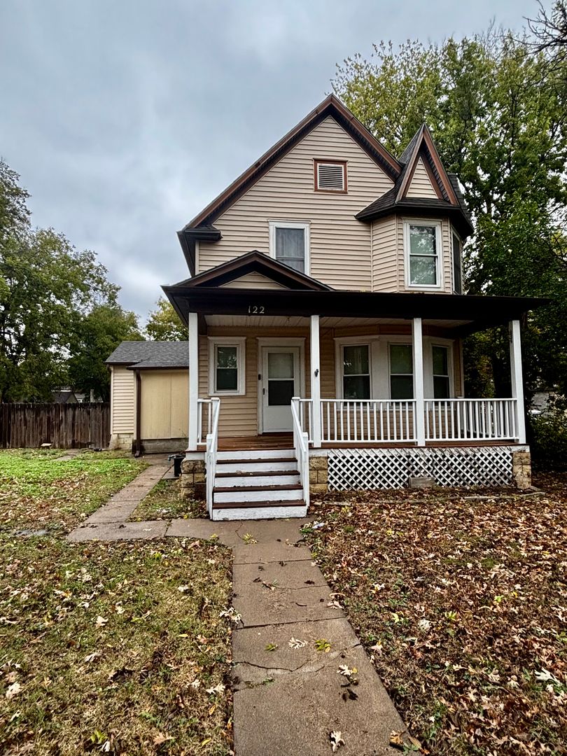 Junction City House: 122 W First St