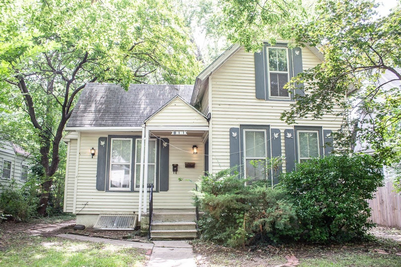 Manhattan House: 811 Pierre (Downstairs)