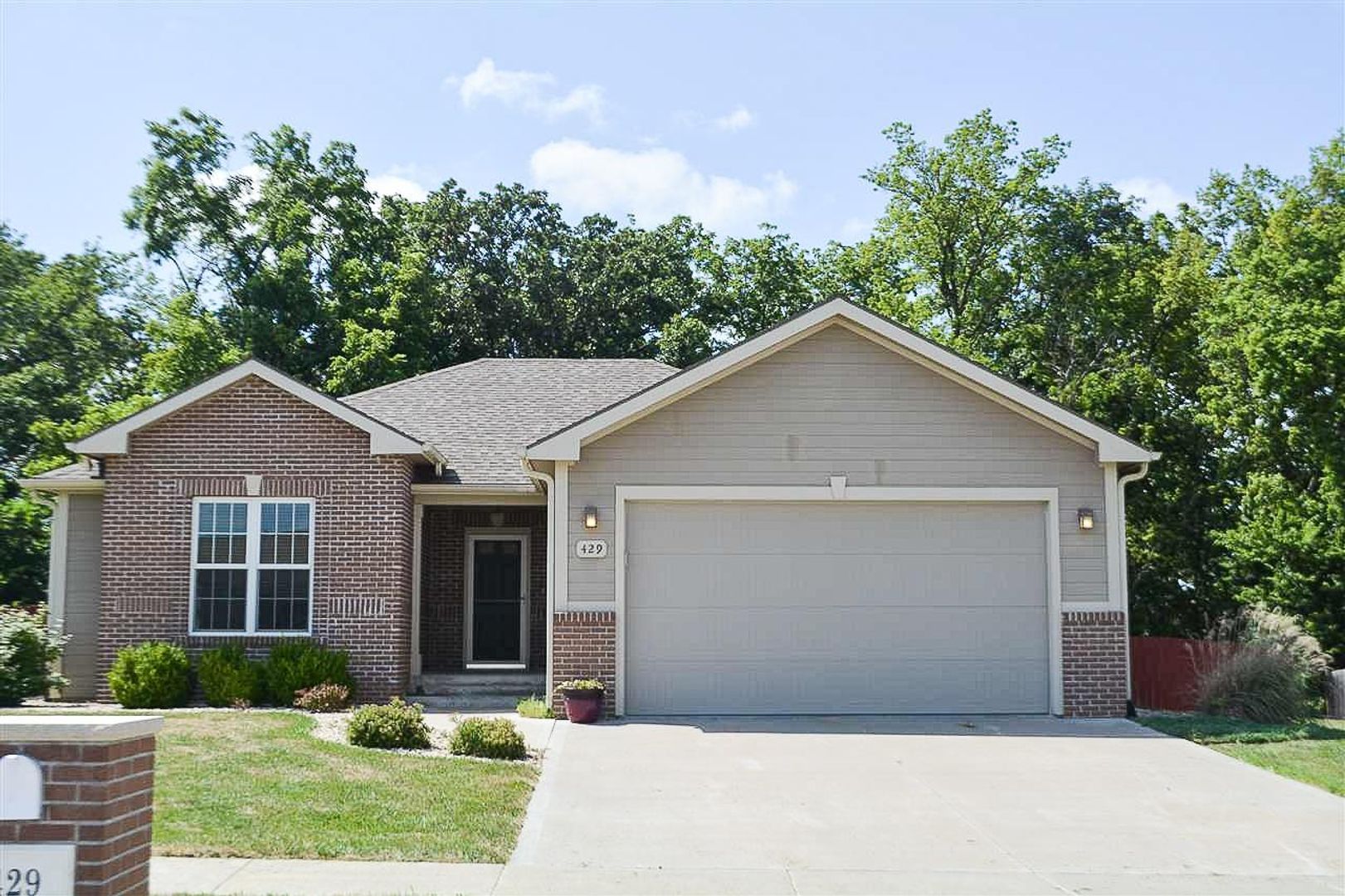 Manhattan House: 429 Stone Grove Dr.