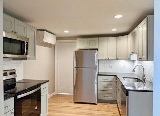 3-Bedroom Lower Apartment - Prime Location – photo 1