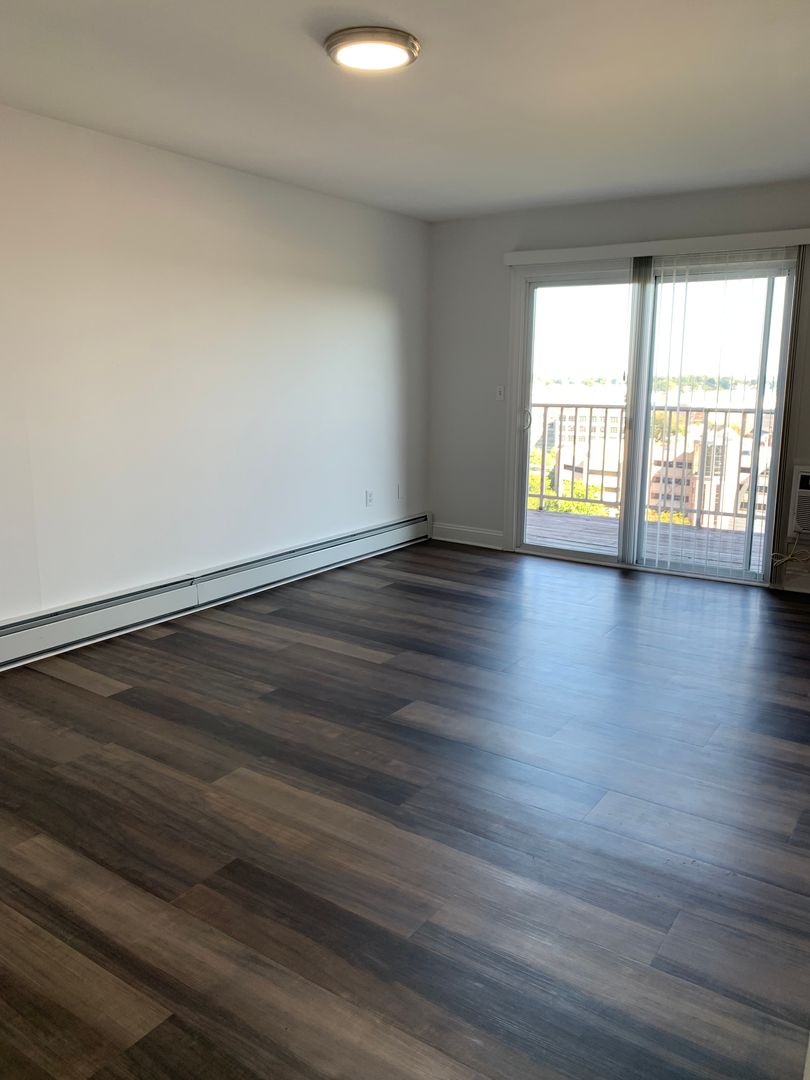 Norwalk Apartment: 204 Flax Hill Road