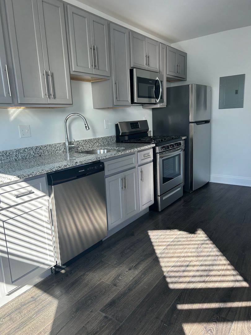 Norwalk Apartment: 132 Flax Hill Road