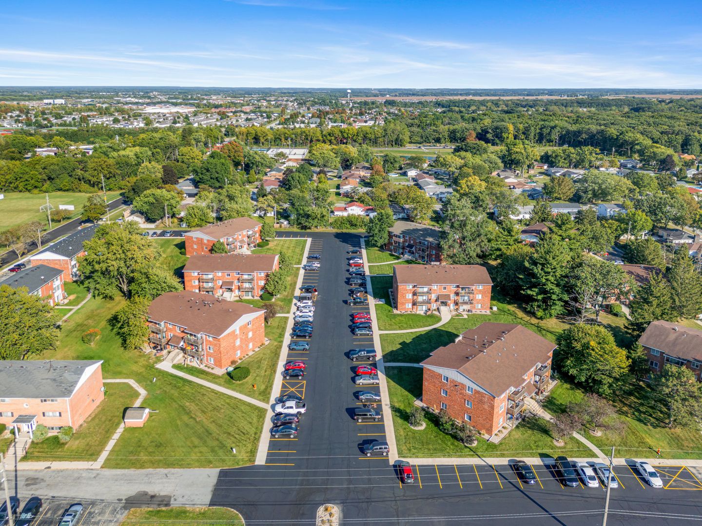 Crown Point Apartment: 905-928 Heritage Court