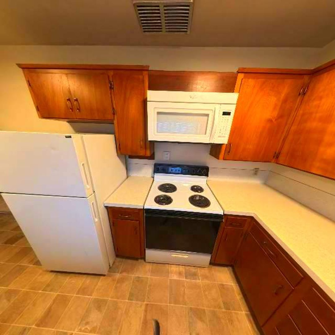 Auburn Apartment: 24 Auburn Way S