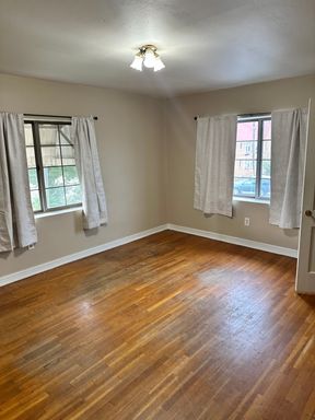 Large 1 Bedroom 1 Bath Apartment – photo 1