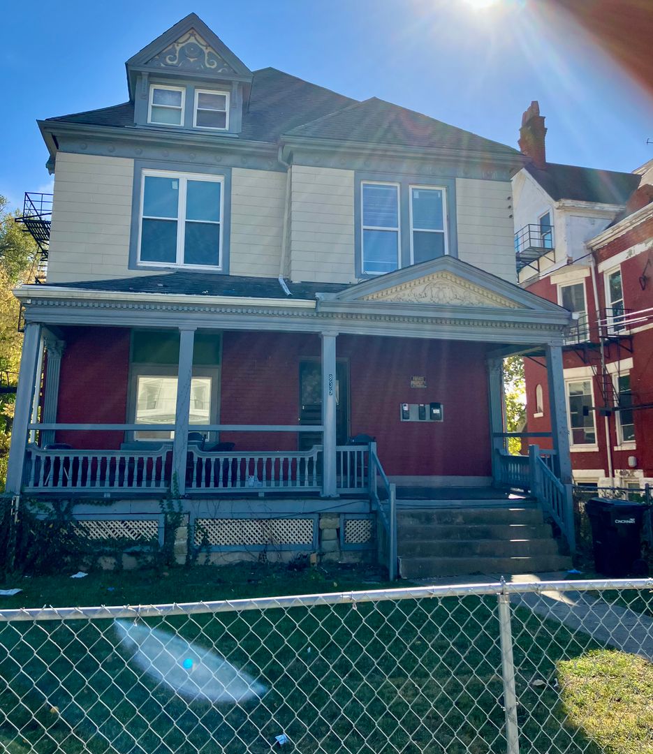 Cincinnati Apartment: Hutchins Ave