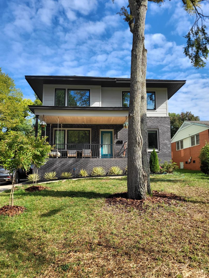 Charlotte House: 1932 Saint Mark St