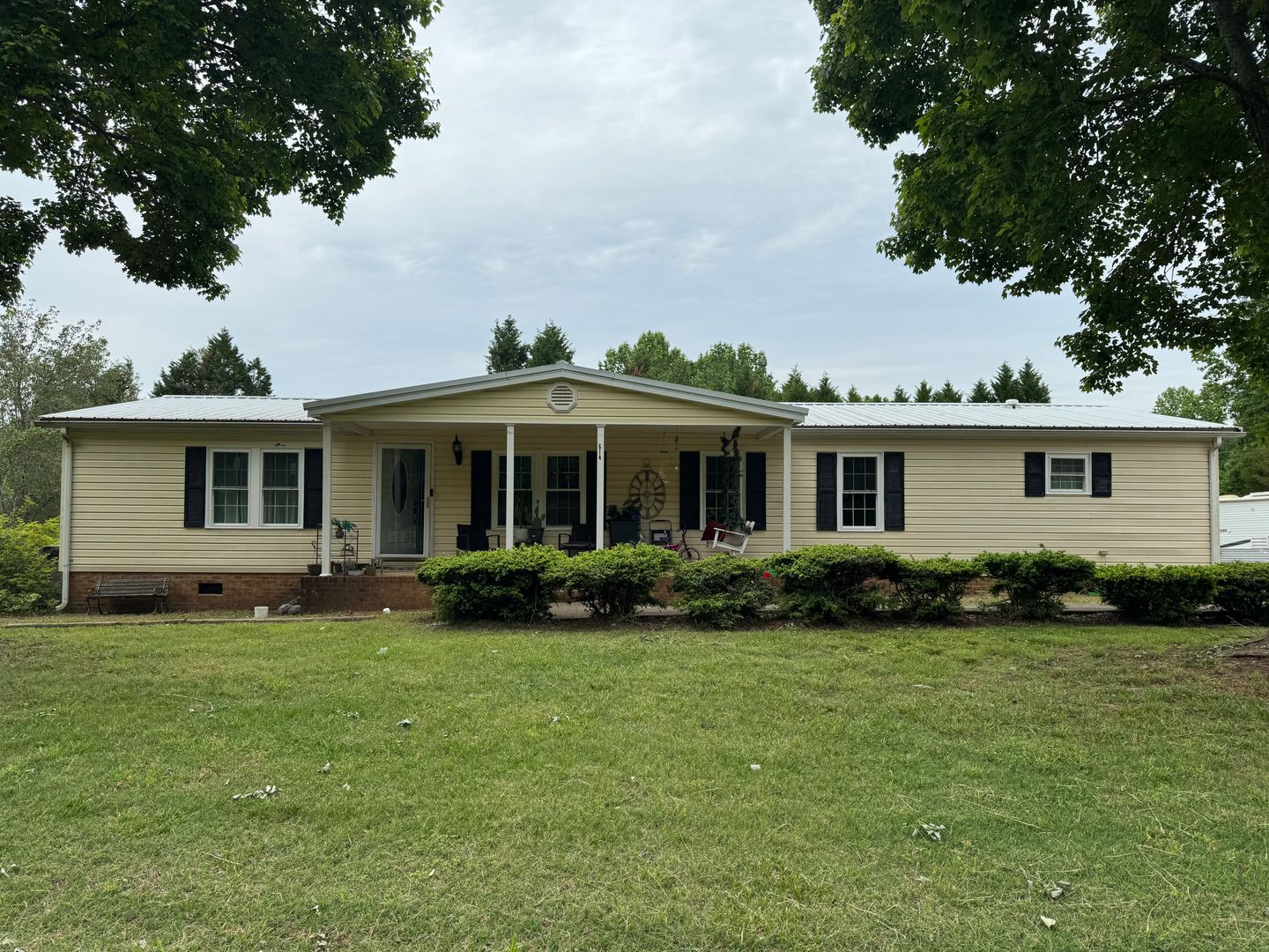 Statesville House: 614 Mock Mill Rd