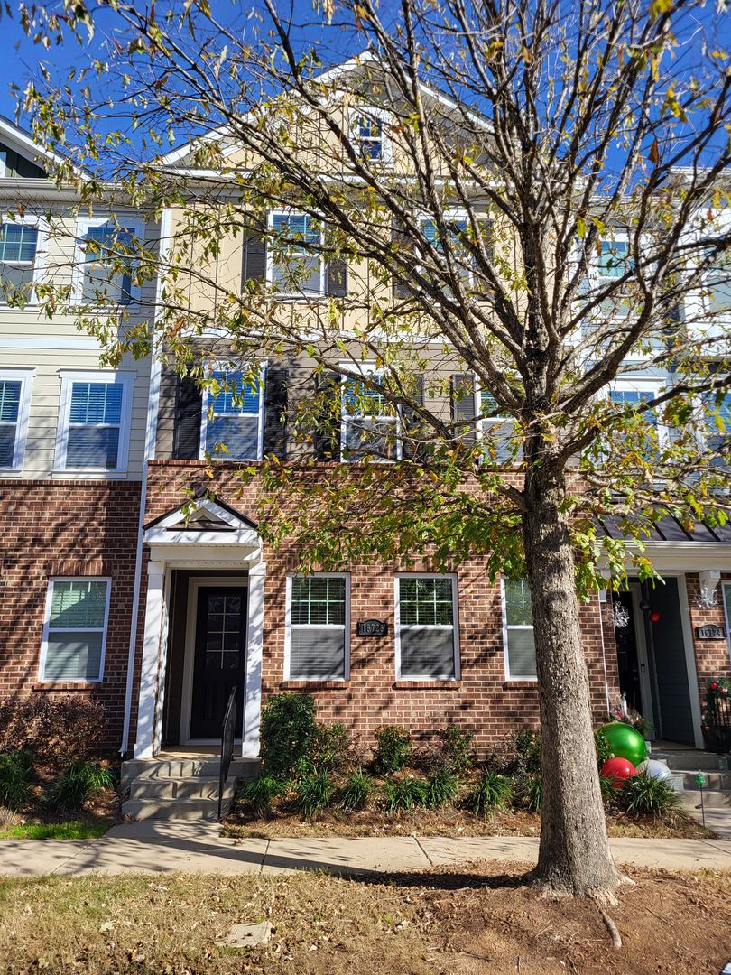 Davidson House: 16728 Summers Walk