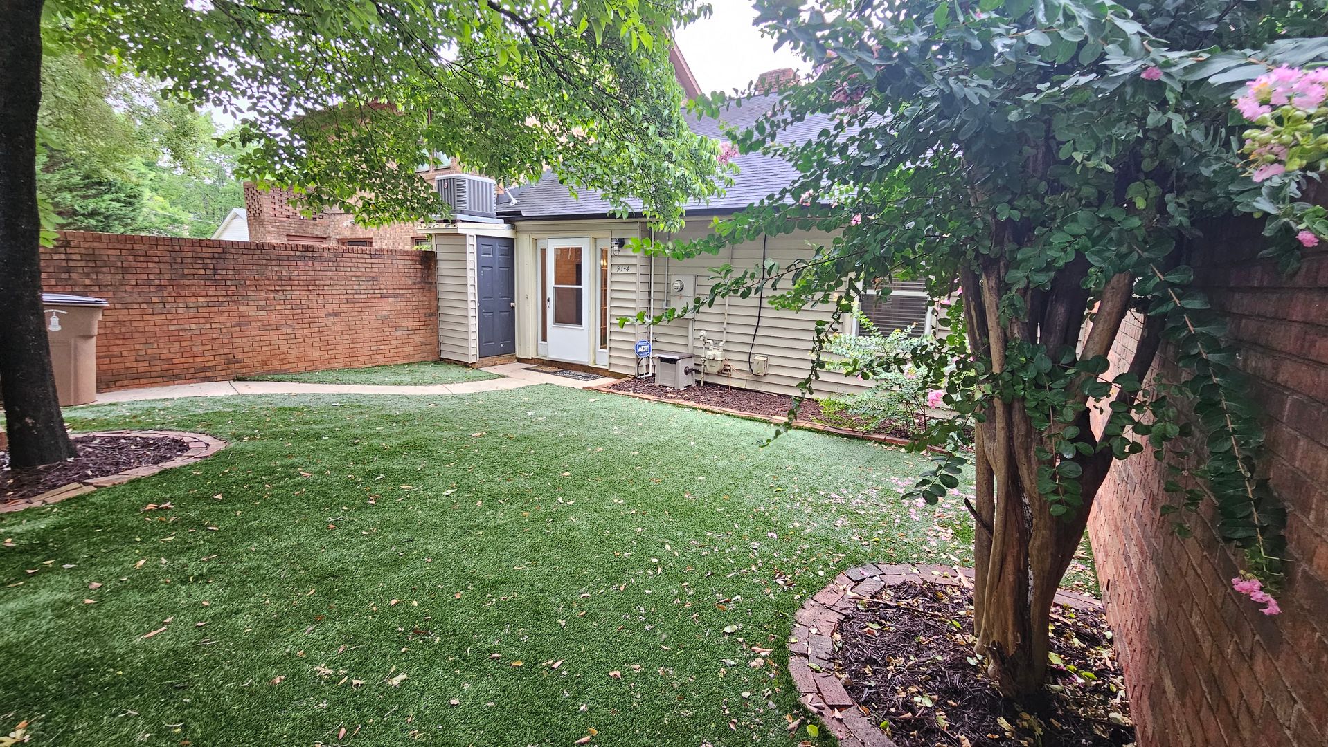 Shelby Condo: 91 Edgemont Ave #4
