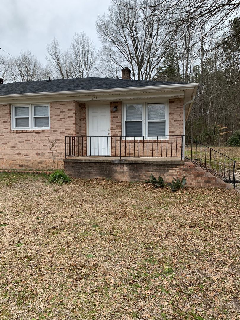 Woodruff Apartment: 235 Eastbrook Dr