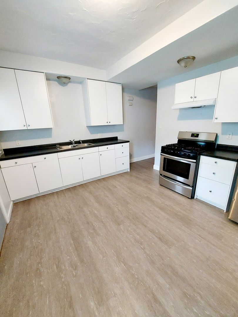 Green Bay Apartment: 1275 Chicago Street