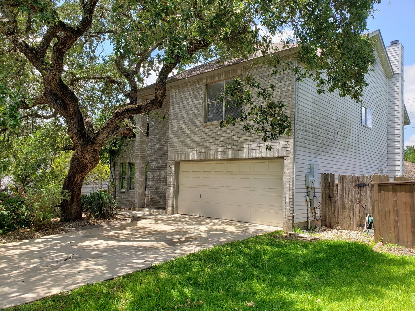 Schertz House: 425 Twin Point Creek