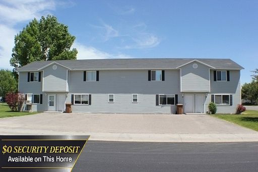 Spacious 2 Bedroom Townhome and Pet Friendly – photo 1