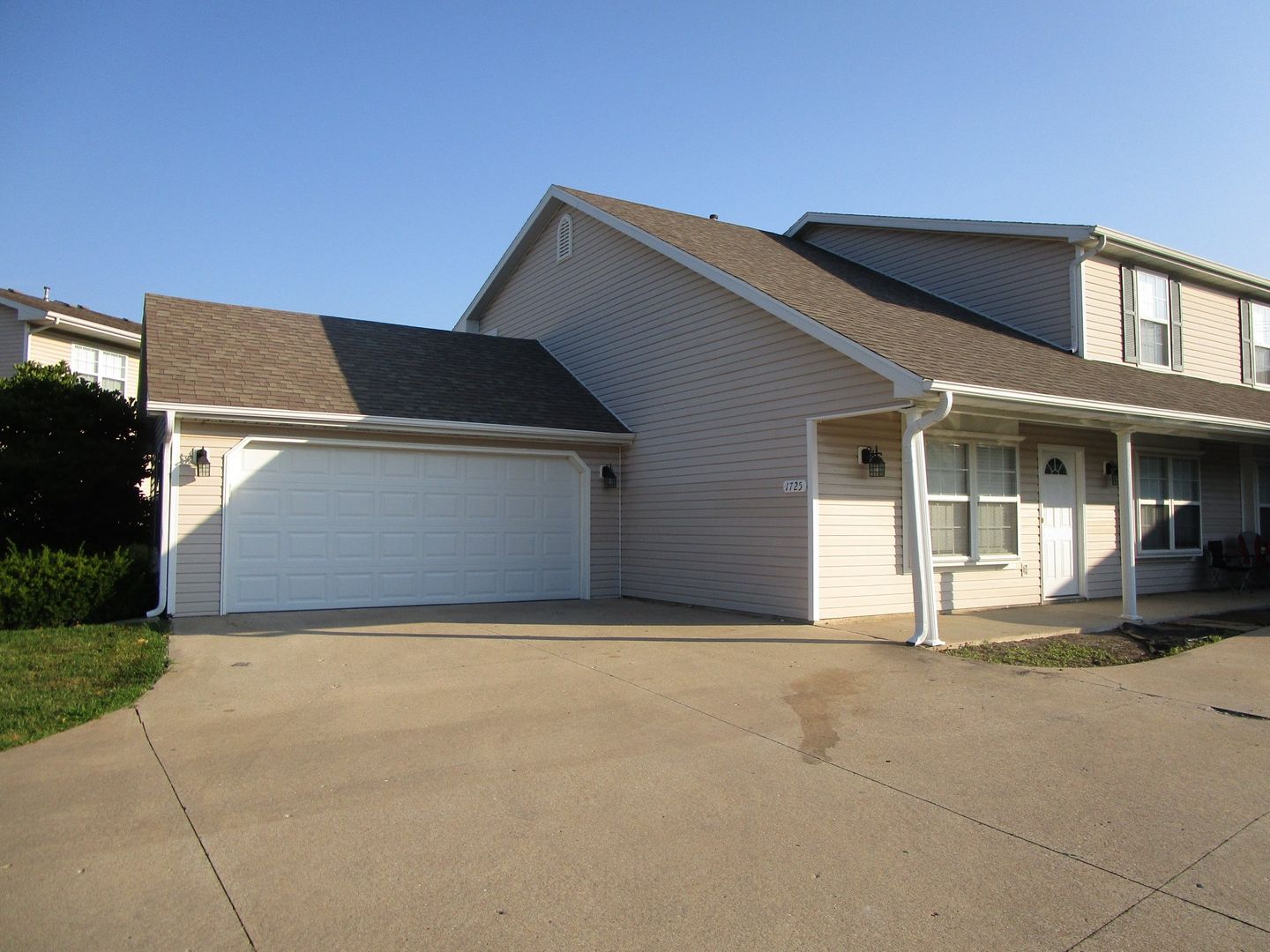 Columbia Multiplex: 1725-1727 Louise Cir.