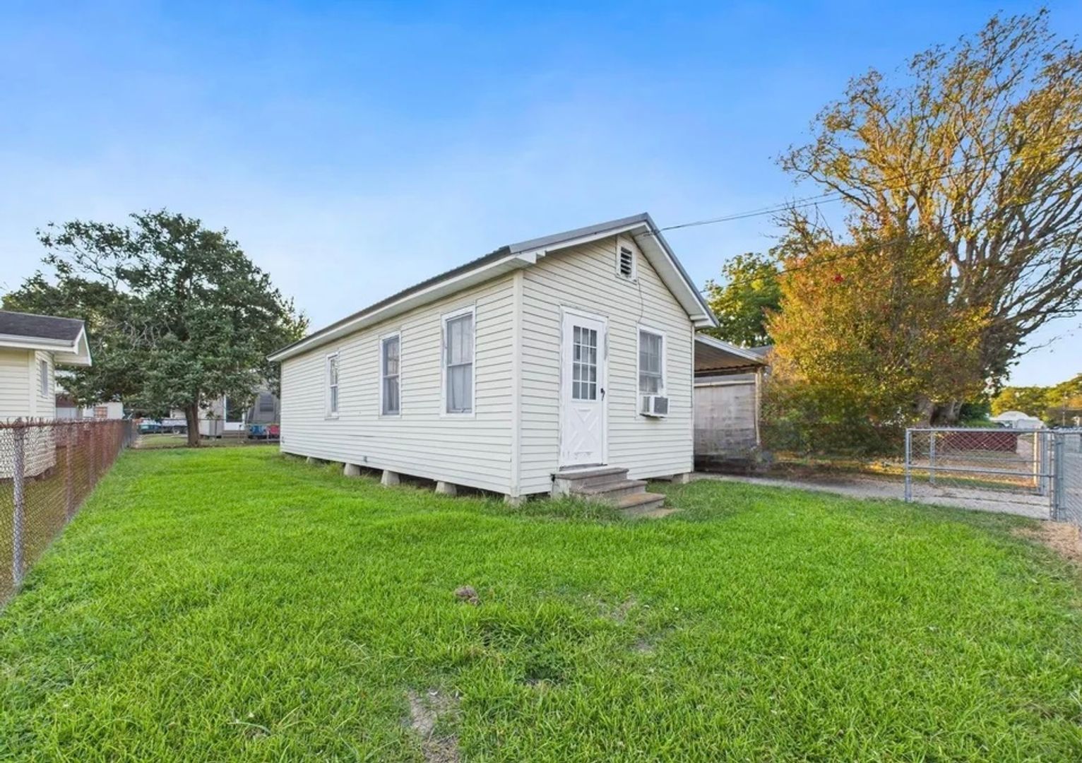 New Iberia House: 505 W Dale St.