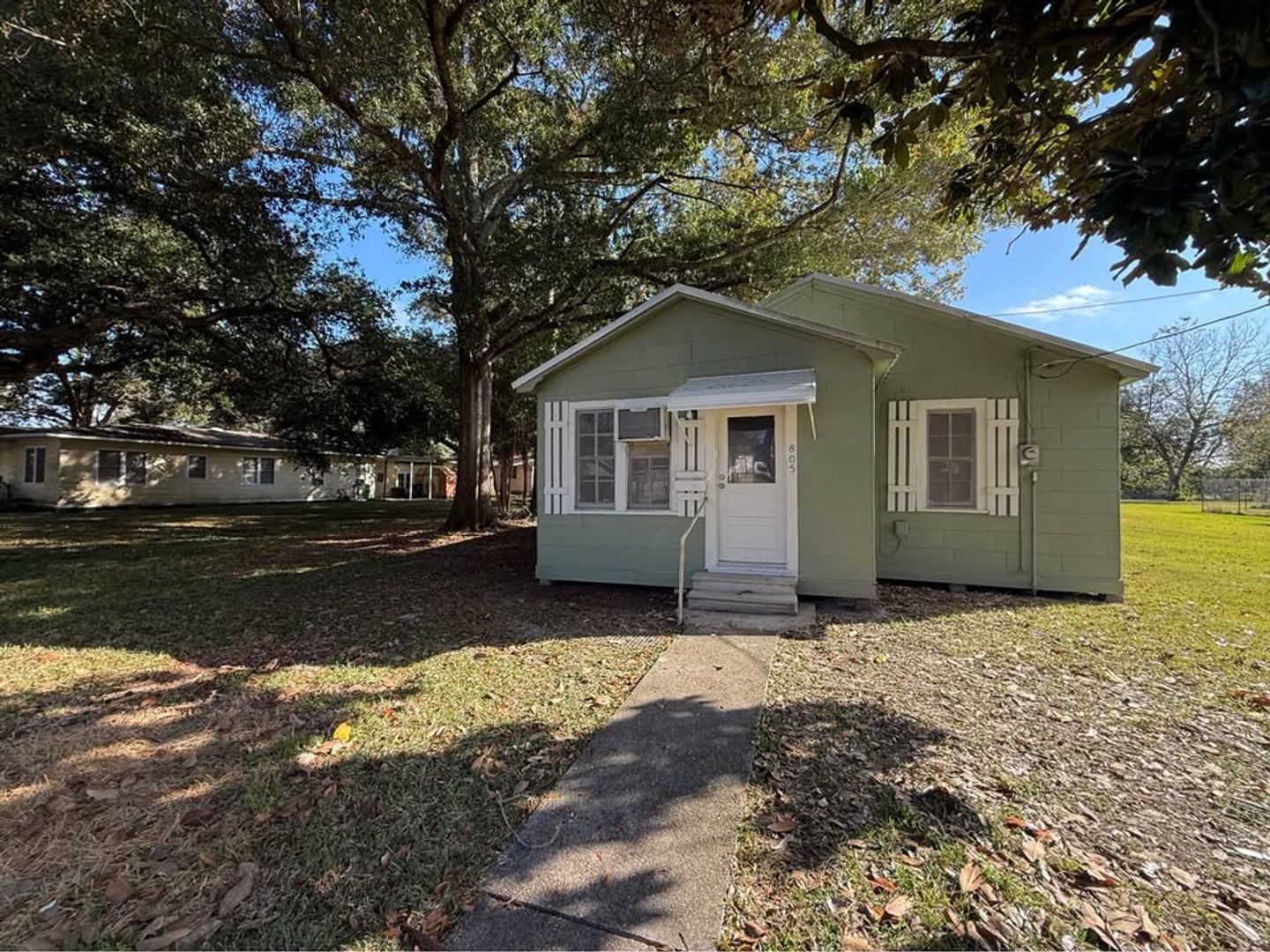 Rayne House: 805 S McGown St.