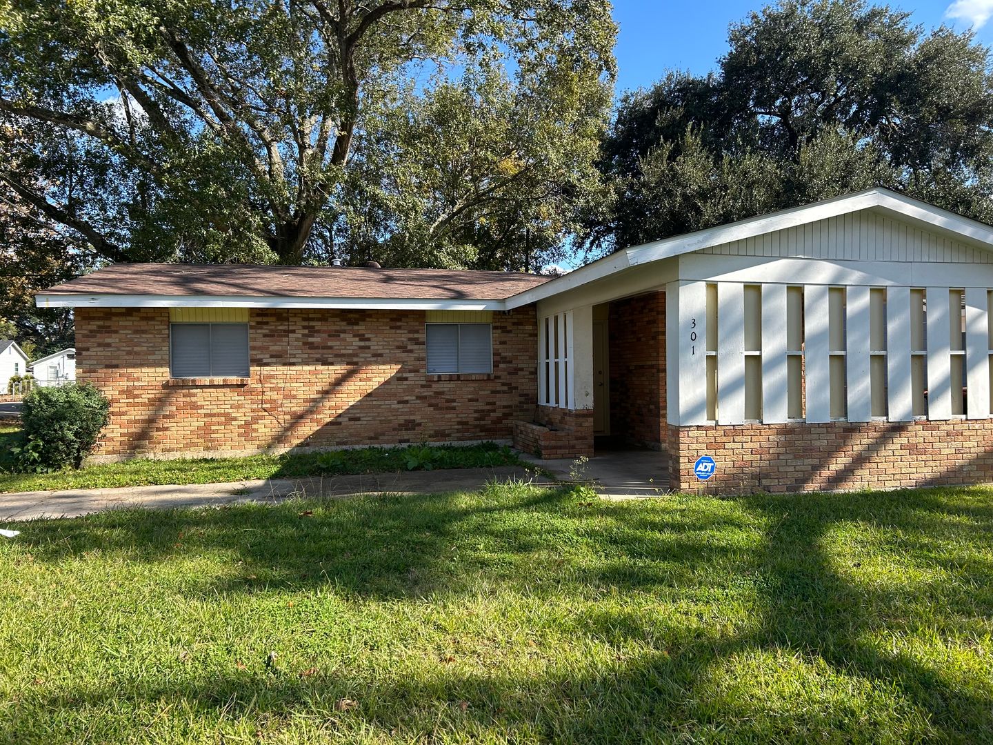 Lafayette House: 301 Doc Duhon St.