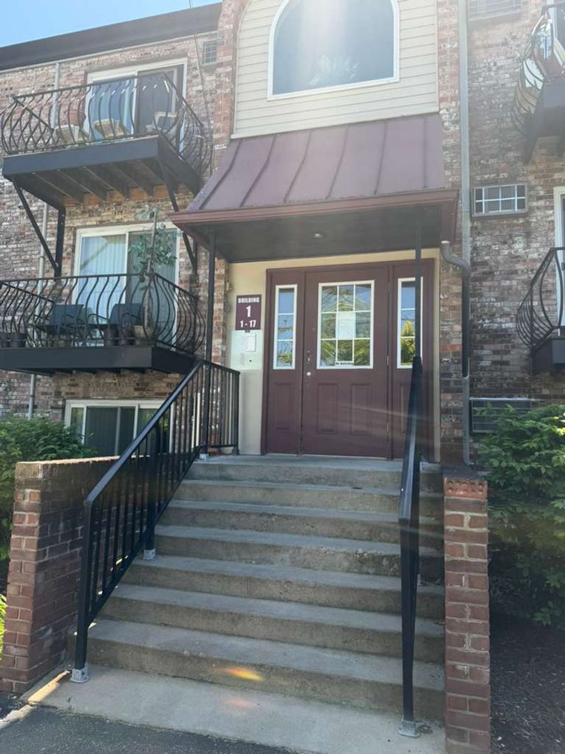 Cincinnati Apartment: 1581 Summit Rd