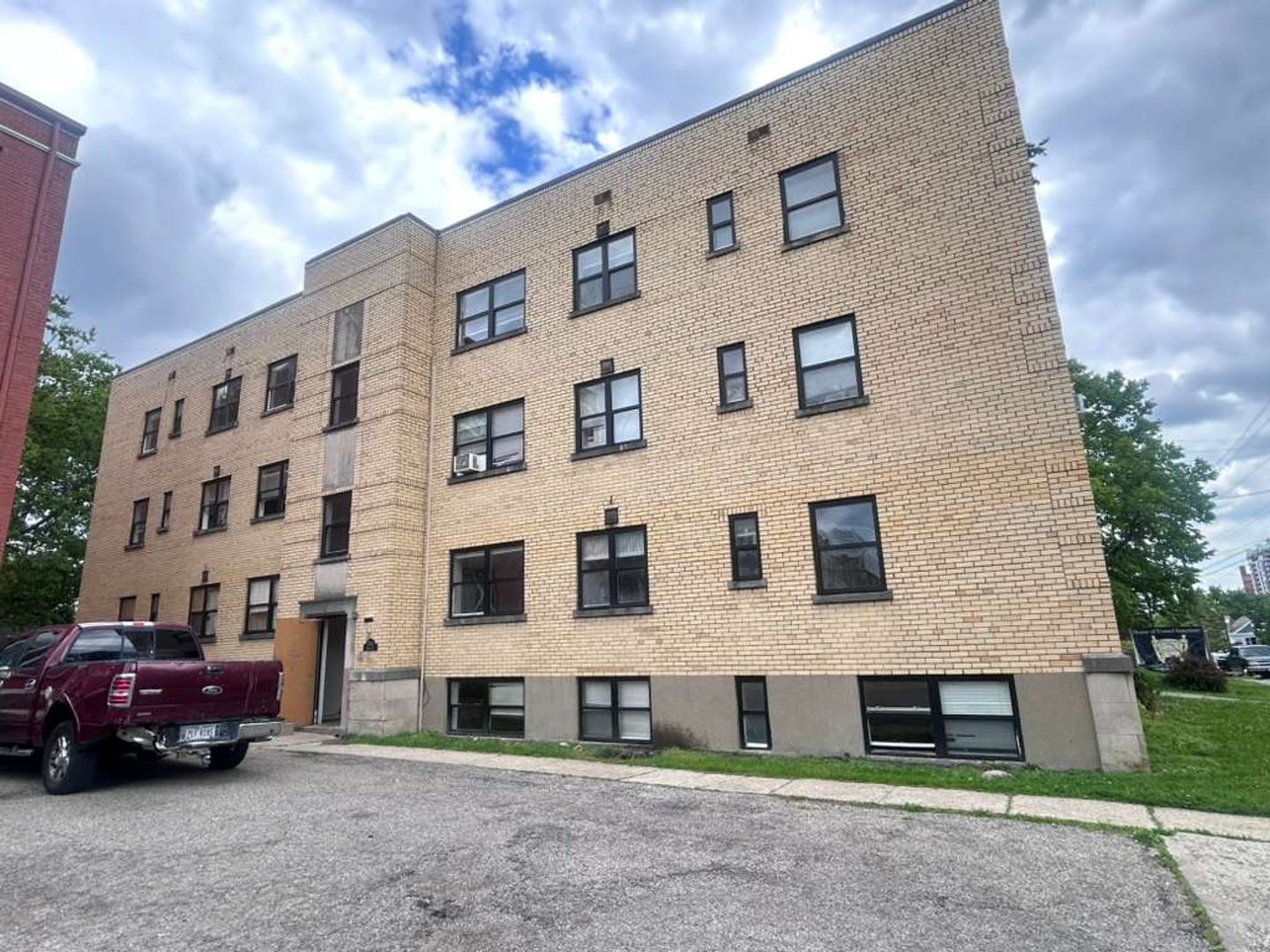 Cincinnati Apartment: 2334 Kemper Ln