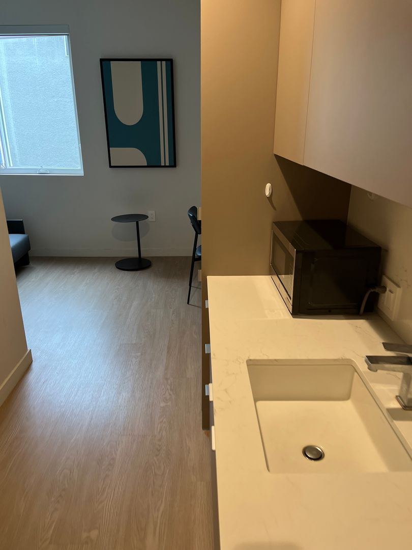 Los Angeles Apartment: 1775 Beloit Avenue