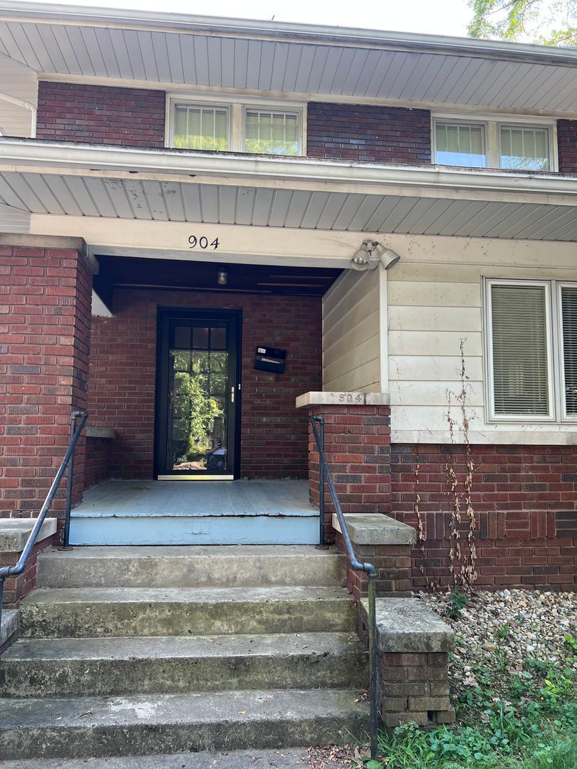 Bloomington House: 904 E. University St.
