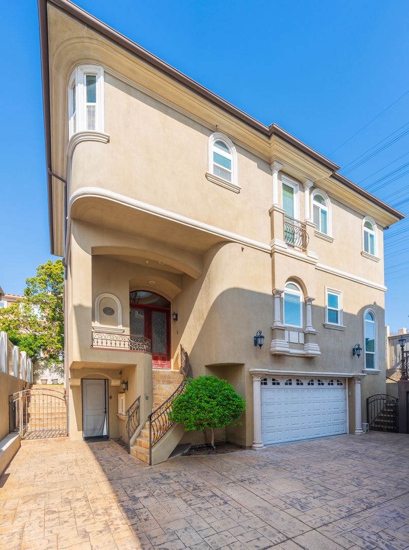 Redondo Beach House: 2503 Voorhees Avenue