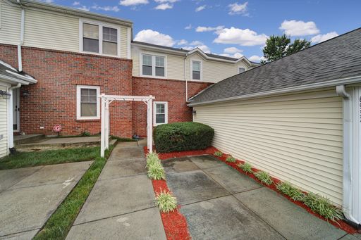 Lovely 2 Bed 2.5 bath Townhome in Steele Creek Area of Charlotte! – photo 1