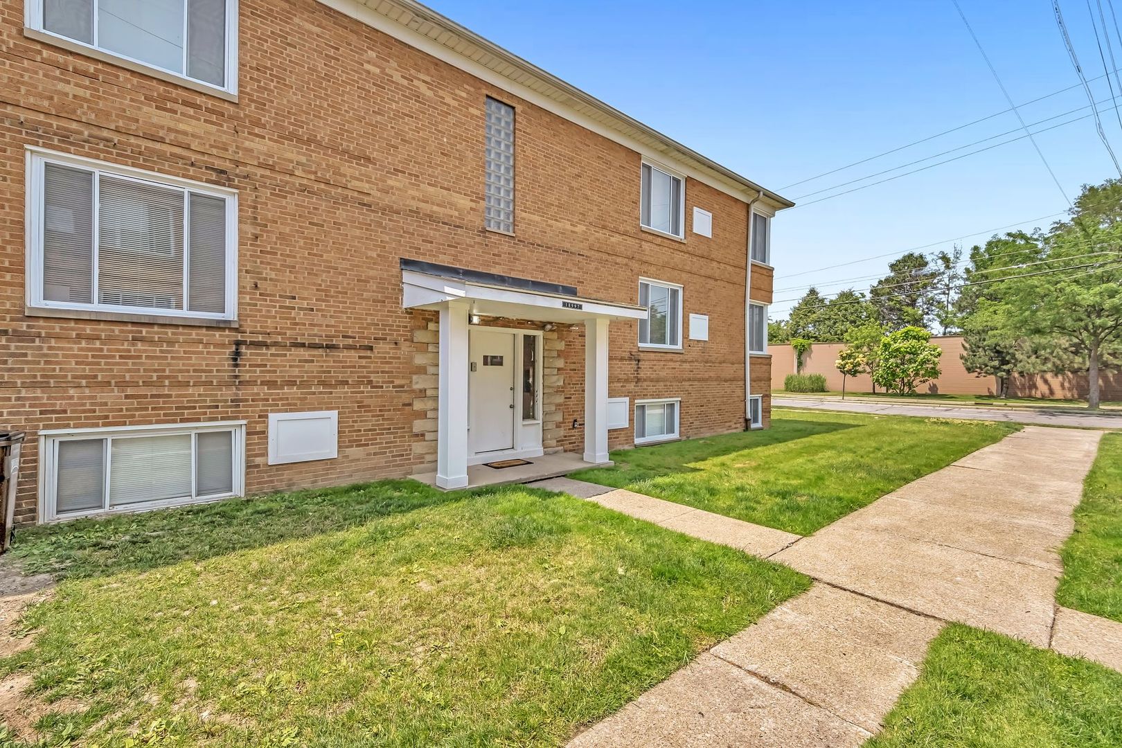 Rocky River Apartment: 18975 - 18997 Hilliard Blvd