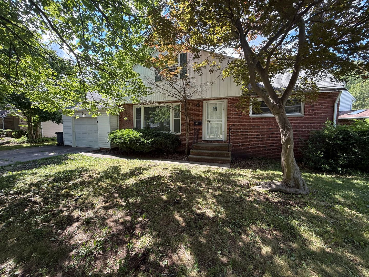 Beachwood House: 24113 East Silsby Rd