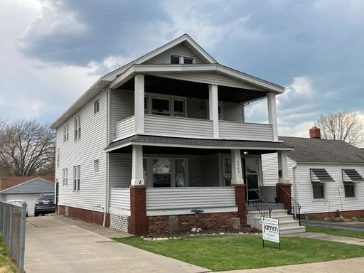 West Side Upper Unit - 2 Bedroom 1 Bathroom – photo 1