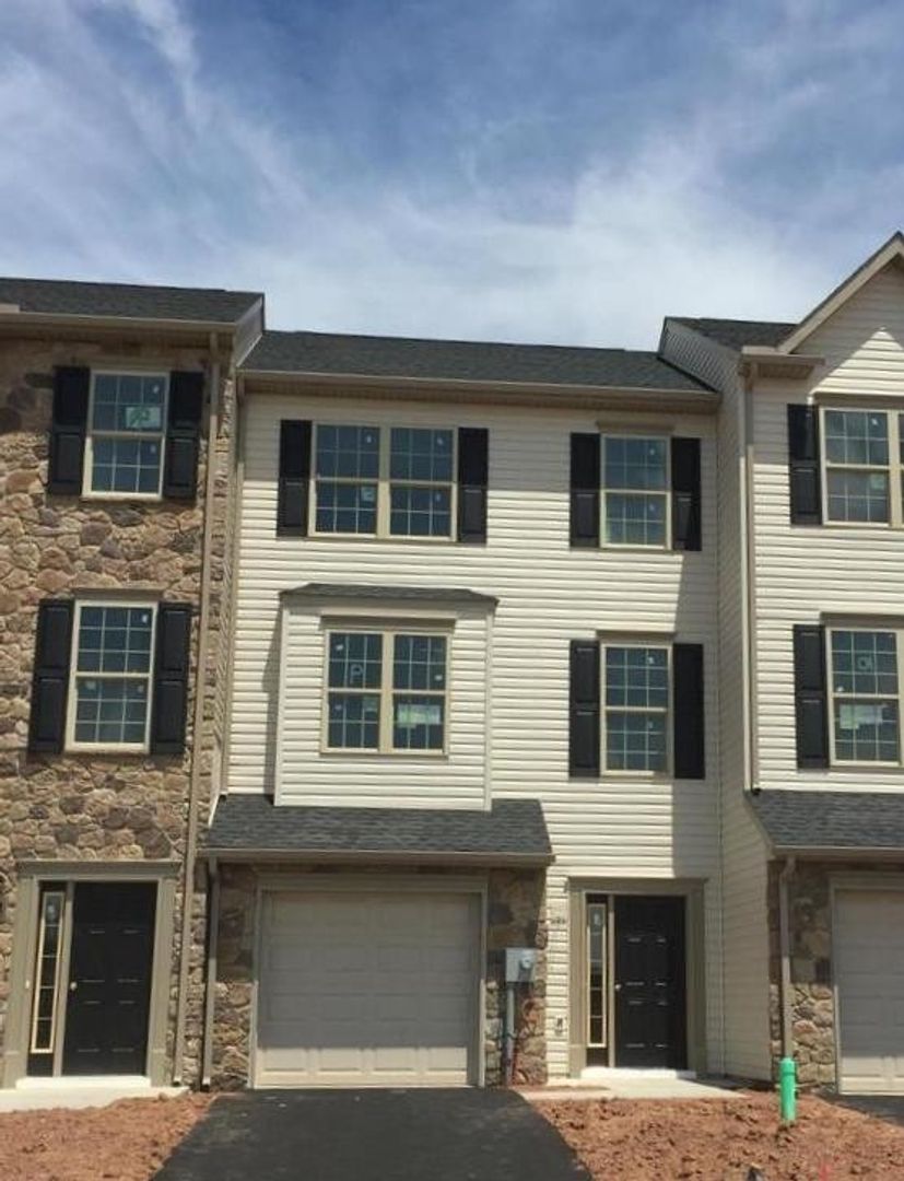New Oxford Townhome: 119 Katelyn Drive