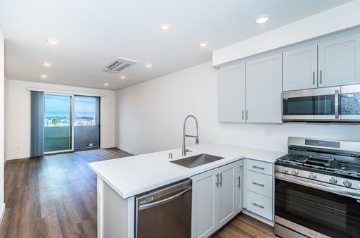 Luxurious Brand New 2 Bed, 2 Bath Penthouse with Stunning San Diego Views & Two Private Patios – Gated Community – photo 1