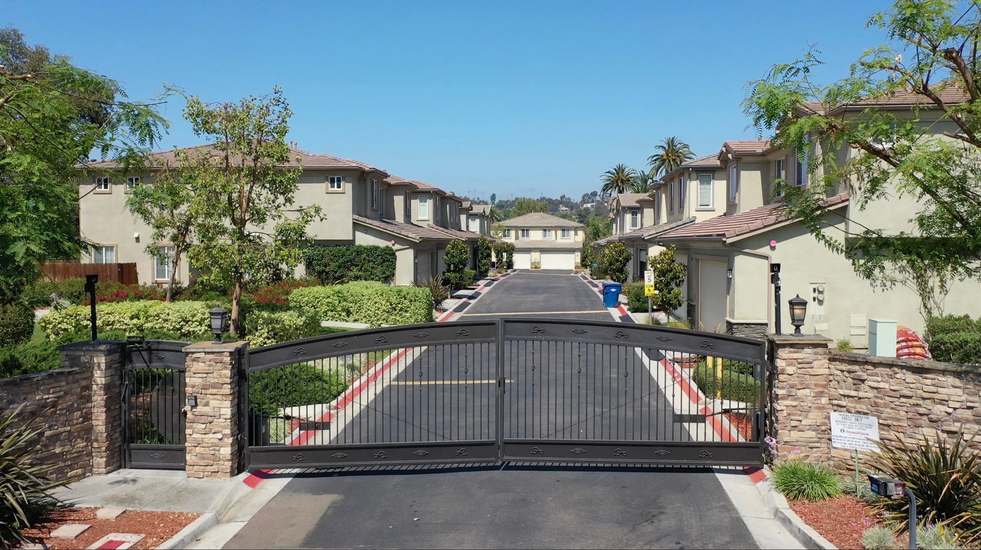 SPRING VALLEY Townhome: 3150-3170 BANCROFT DR.