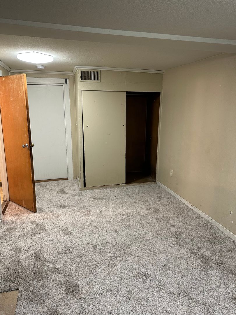 Iowa City Apartment: 516 E College